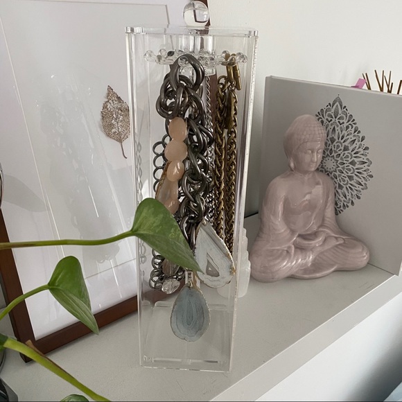 Acrylic clear necklace case - Picture 2 of 3